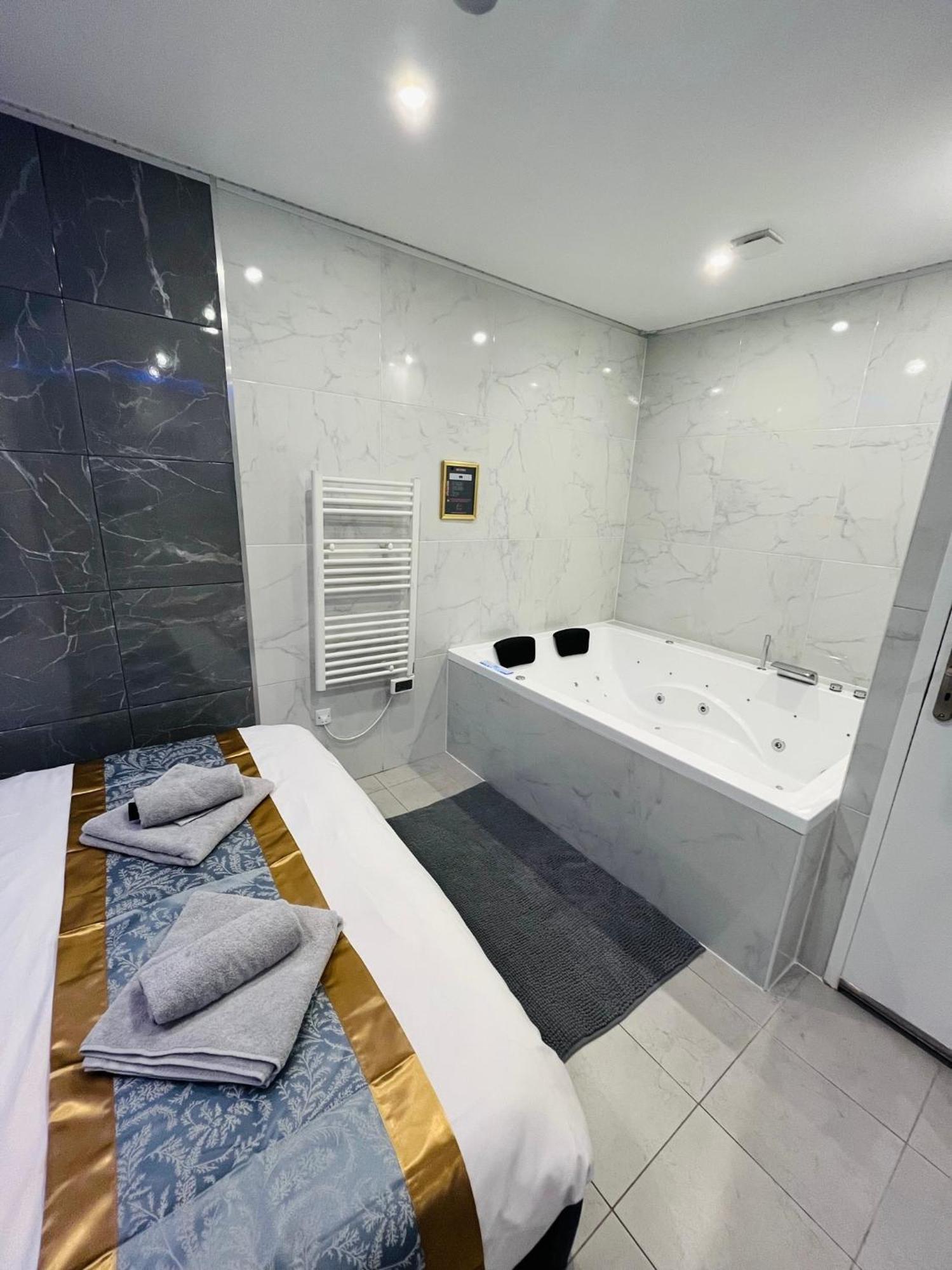 Room & Jacuzzi - Stade De France 圣但尼 外观 照片