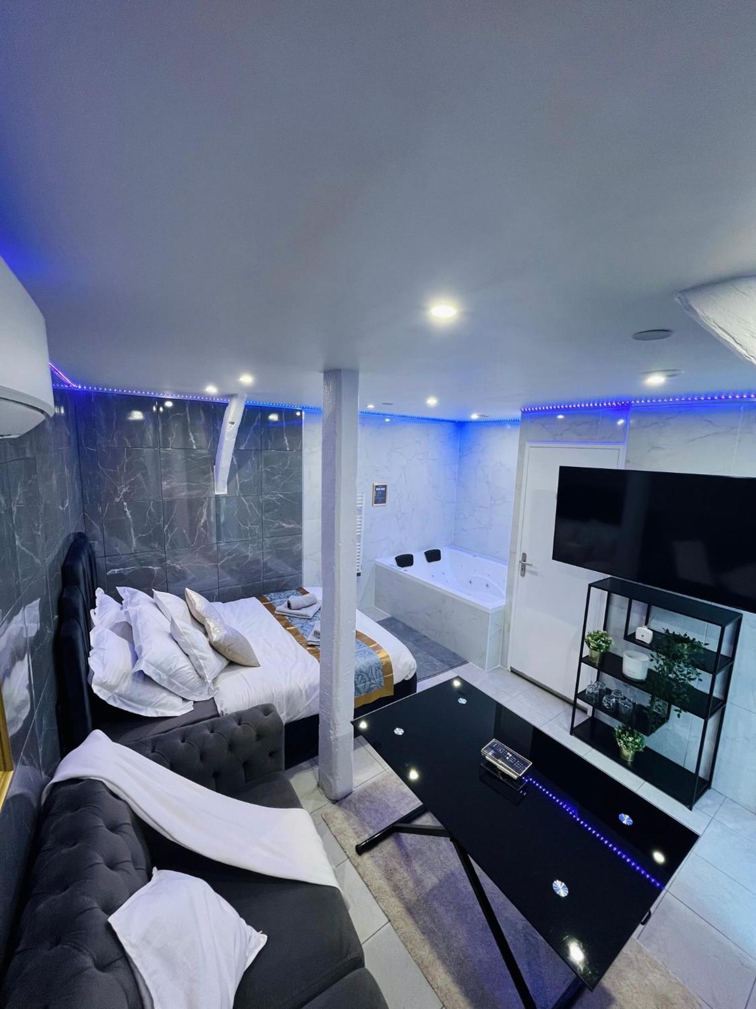 Room & Jacuzzi - Stade De France 圣但尼 外观 照片