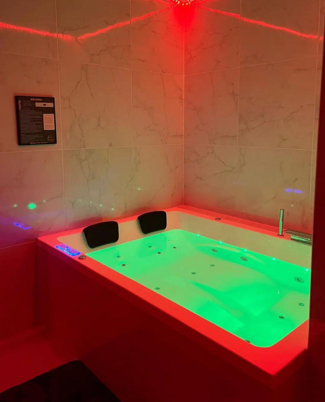 Room & Jacuzzi - Stade De France 圣但尼 外观 照片