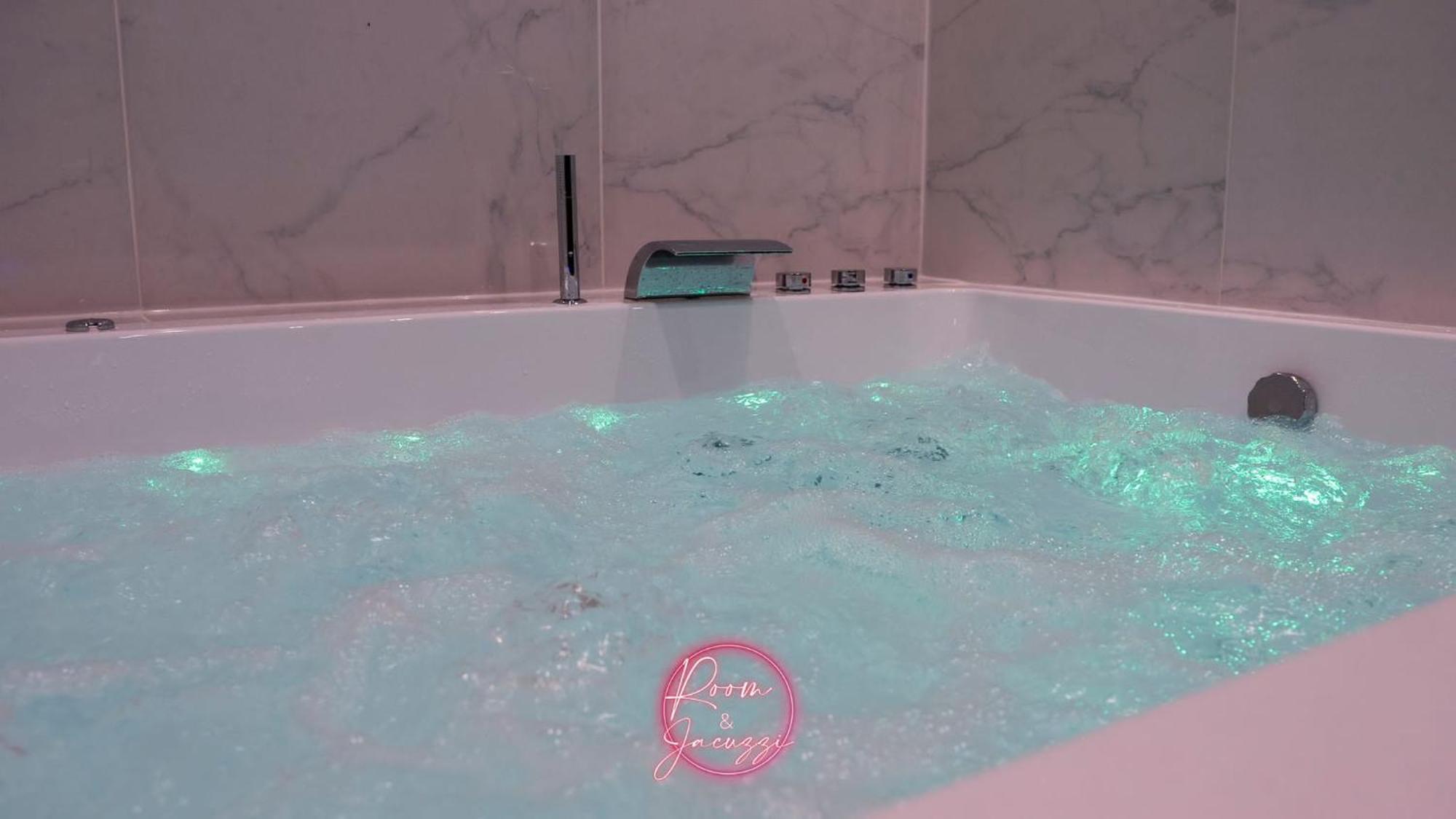 Room & Jacuzzi - Stade De France 圣但尼 外观 照片