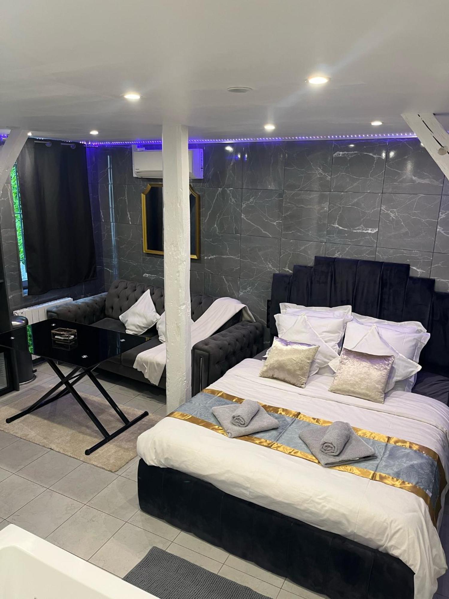 Room & Jacuzzi - Stade De France 圣但尼 外观 照片